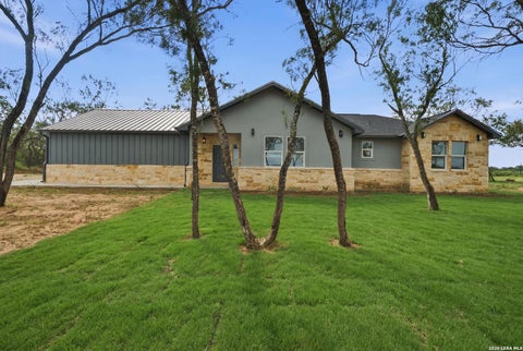 Property photo of 157 Sylashayes Loop, Pleasanton, TX 78064