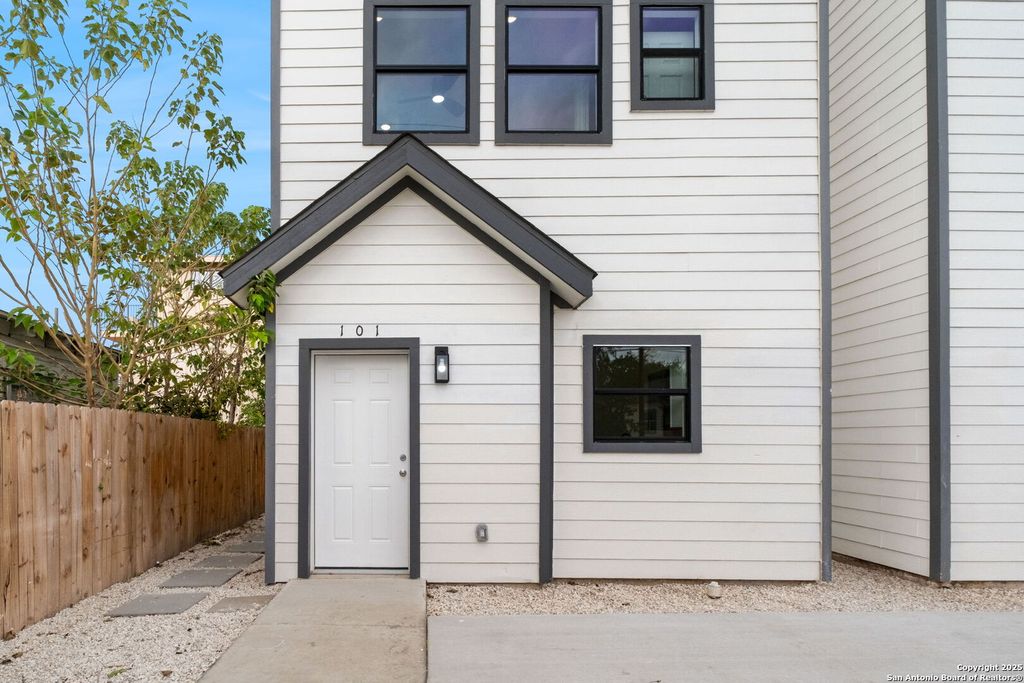 Photo of 627 S Olive St, #101,201, San Antonio, TX 78203 (MLS # 1924536)