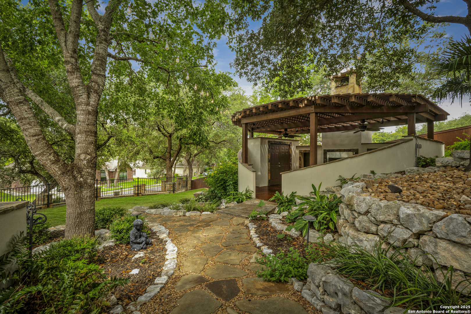 8425 Artesia