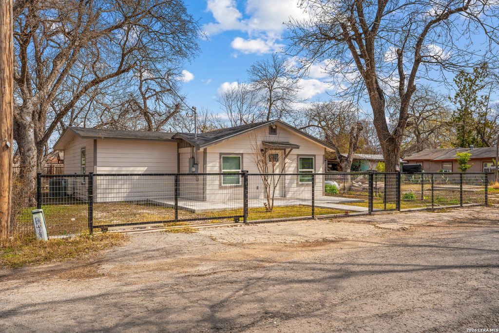 Photo of 422 Apolonio St, Uvalde, TX 78801 (MLS # 1944482)
