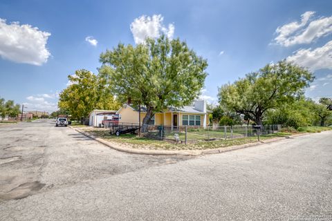 A home in Carrizo Springs