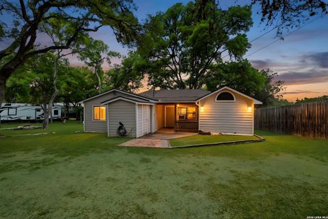 Property photo of 772 Nw Pebble Beach Dr, Lakehills, TX 78063