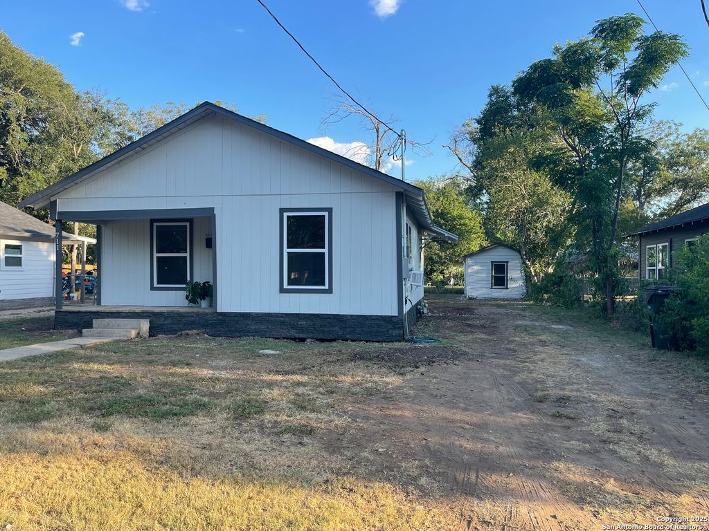 Photo of 711 Mitchell, Seguin, TX 78155 (MLS # 1893774)