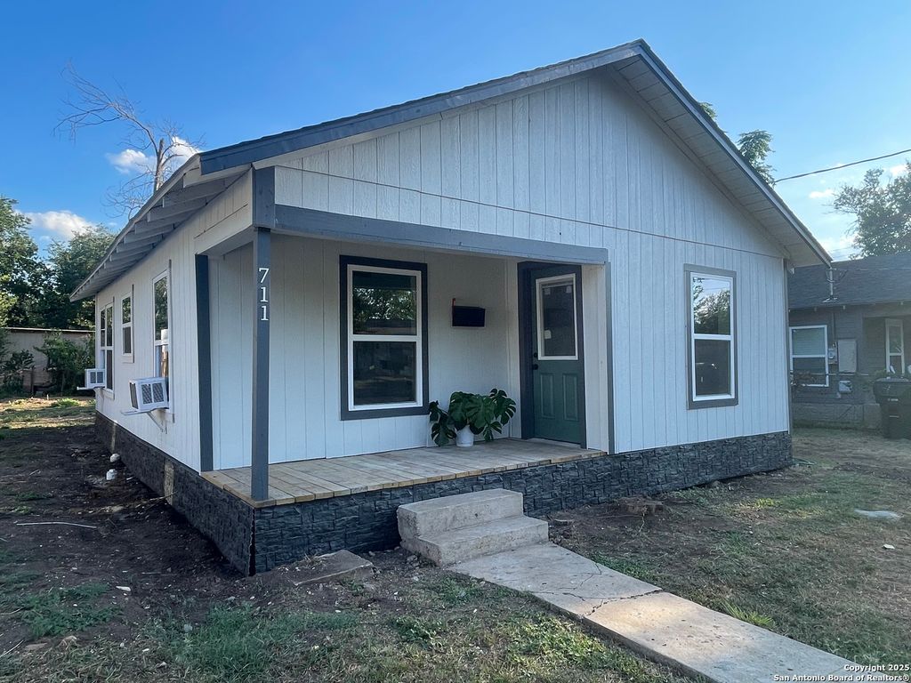 Photo of 711 Mitchell, Seguin, TX 78155 (MLS # 1893774)