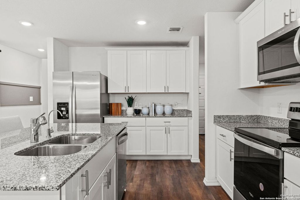 Photo of 935 Bluegrass Pt, New Braunfels, TX 78130 (MLS # 1920474)