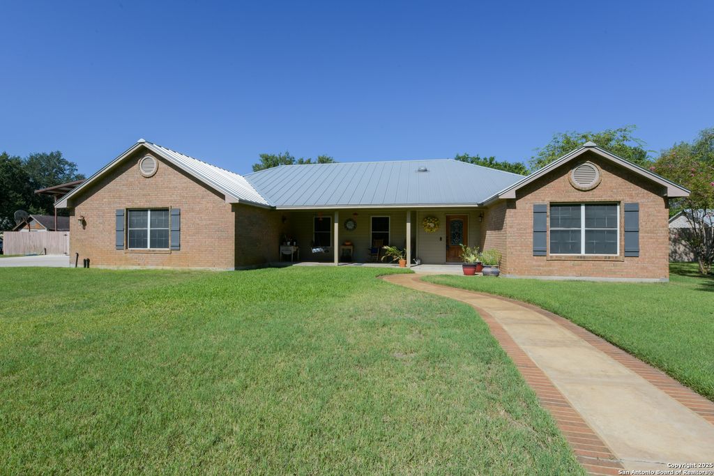 Photo of 1333 Continental Dr S, Pleasanton, TX 78064 (MLS # 1920211)