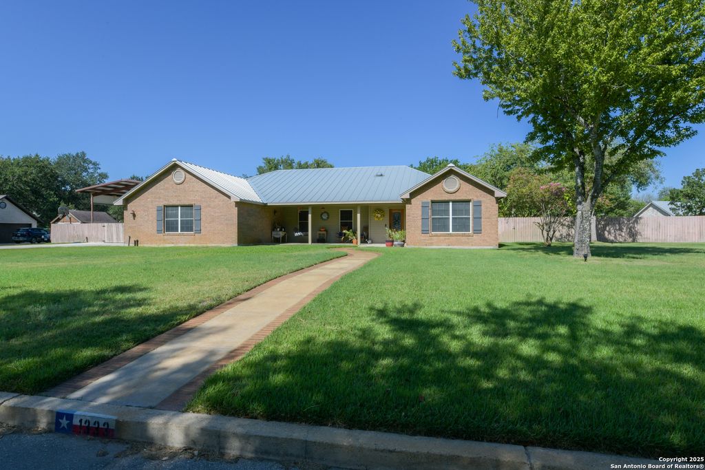 Photo of 1333 Continental Dr S, Pleasanton, TX 78064 (MLS # 1920211)
