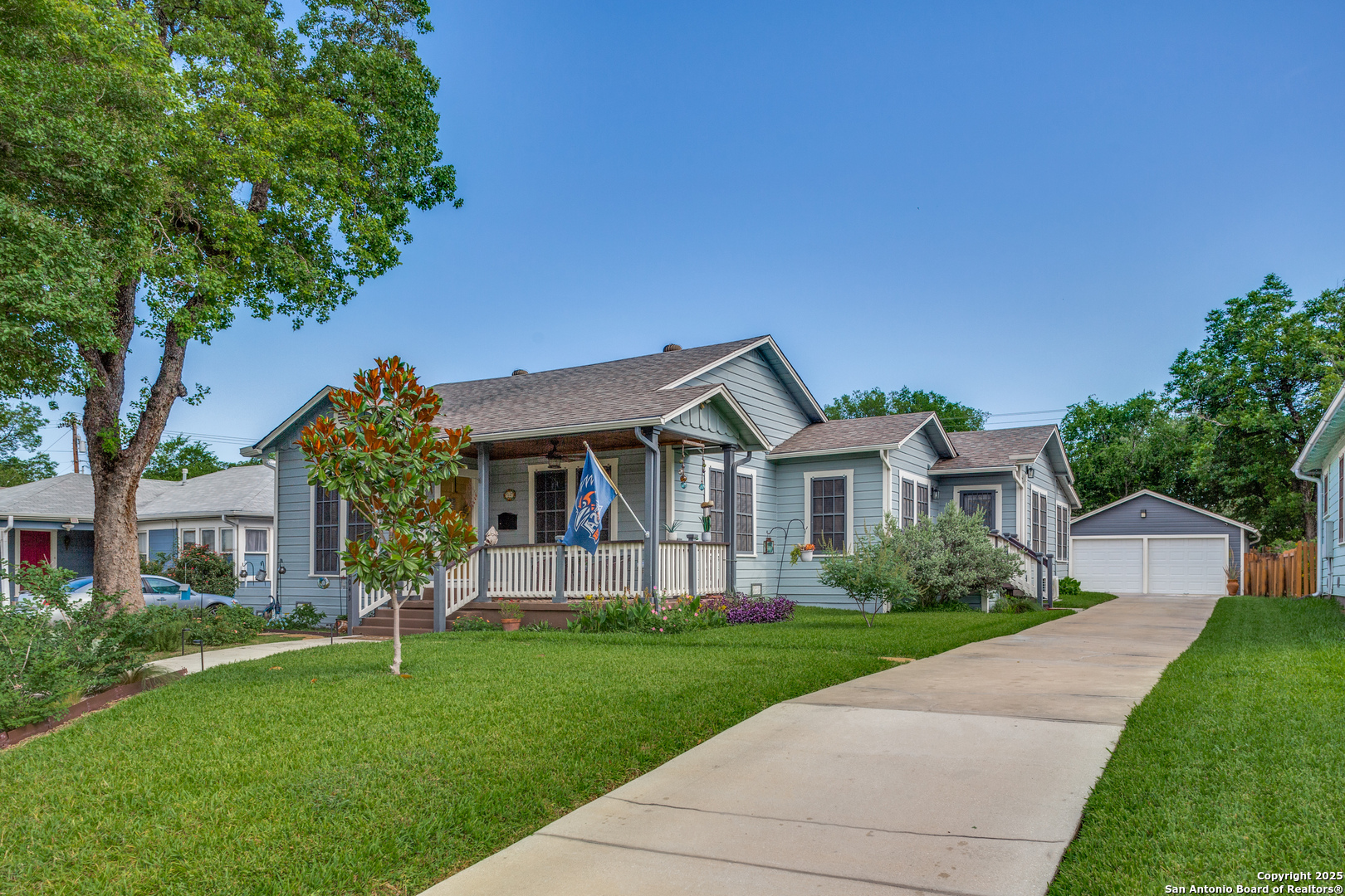 2045 W Mistletoe Ave