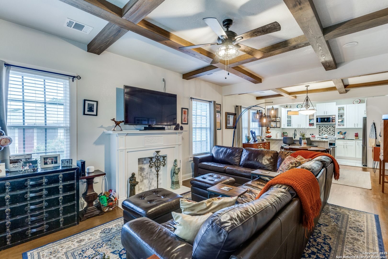 2045 W Mistletoe Ave