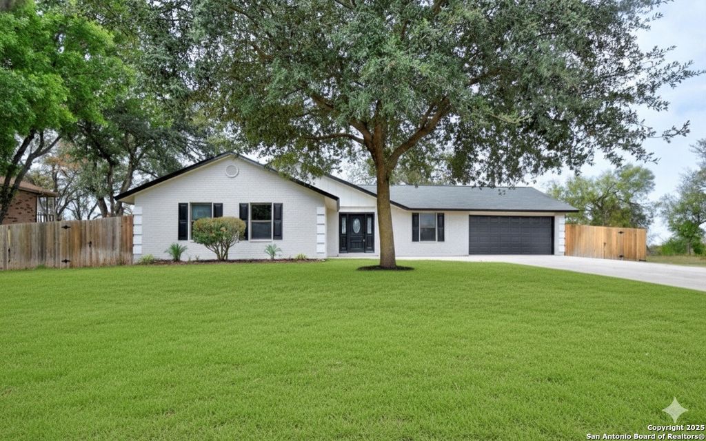 Photo of 300 Ridge Crest Dr, Seguin, TX 78155 (MLS # 1924210)