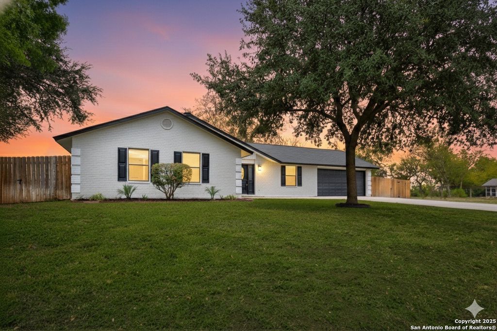 Photo of 300 Ridge Crest Dr, Seguin, TX 78155 (MLS # 1924210)