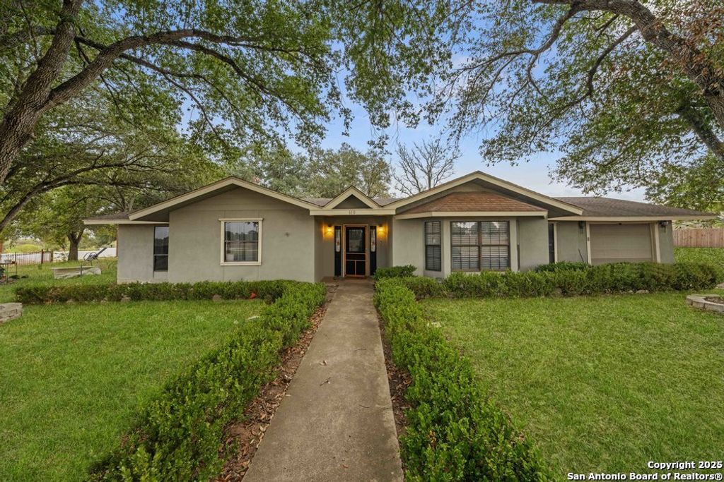 Photo of 610 Blue Bonnet, Floresville, TX 78114 (MLS # 1921009)