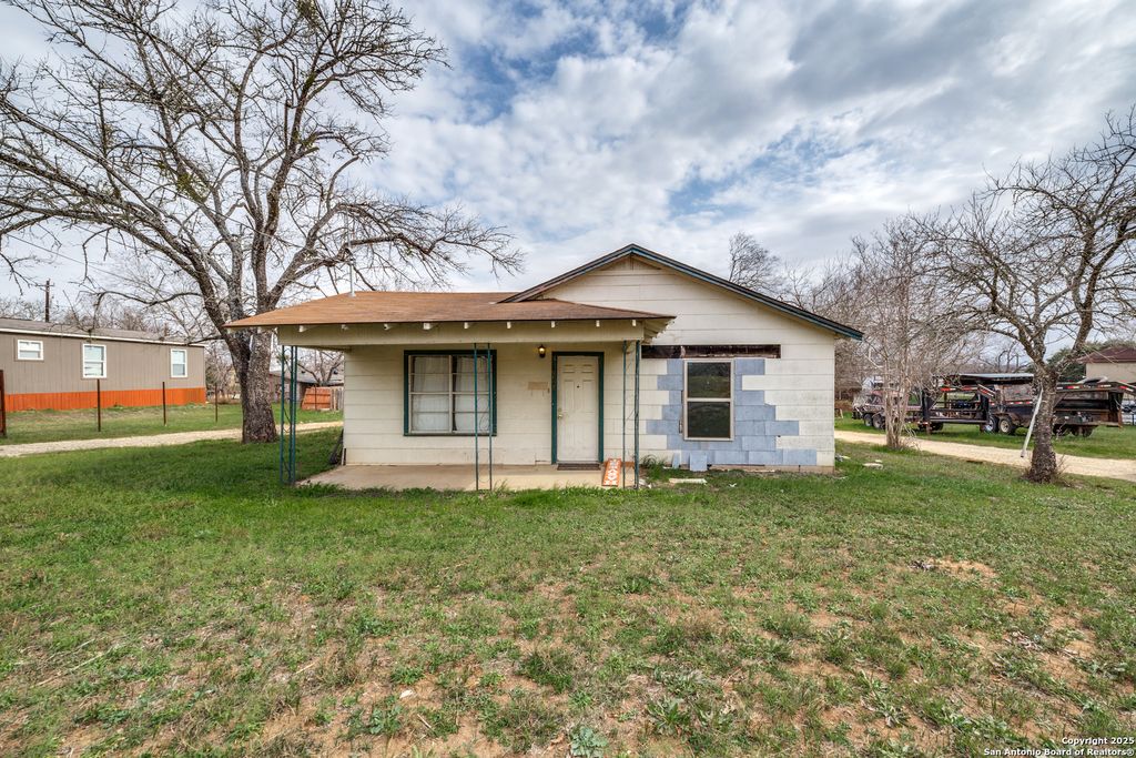 Photo of 914 Trail, Floresville, TX 78114 (MLS # 1887088)