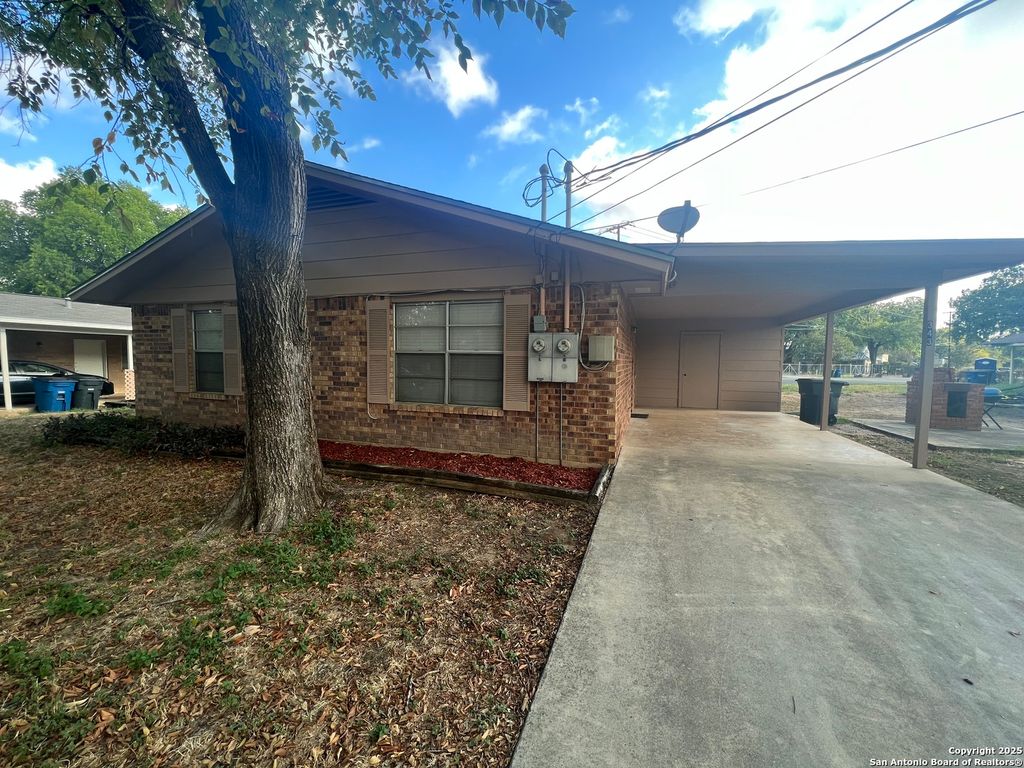 Photo of 343 Bobolink, New Braunfels, TX 78130 (MLS # 1917991)