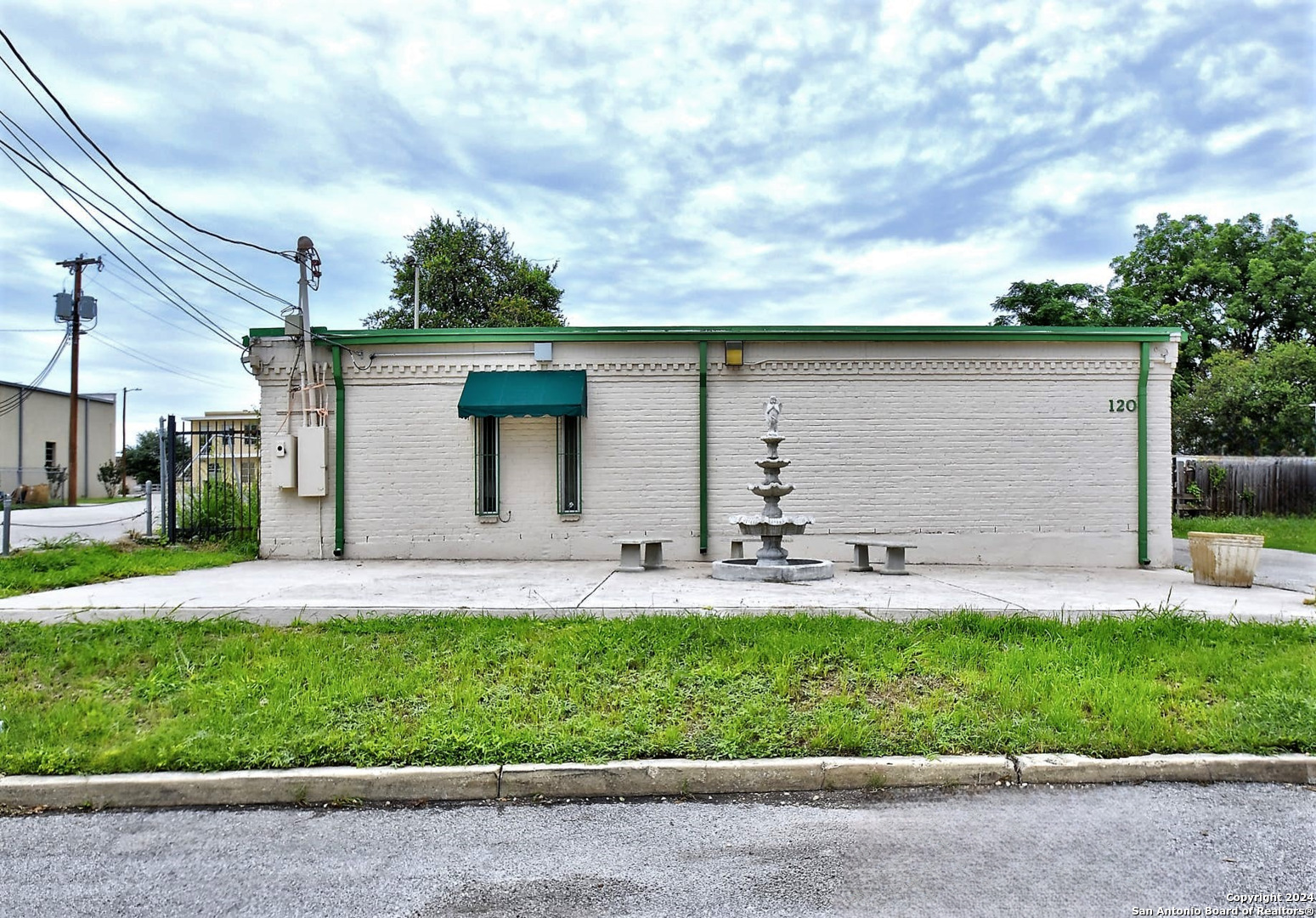 120 N MESQUITE ST