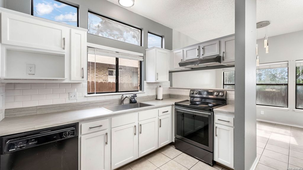 Photo of 9806 PEBBLE RIDGE DR, Converse, TX 78109 (MLS # 1959223)