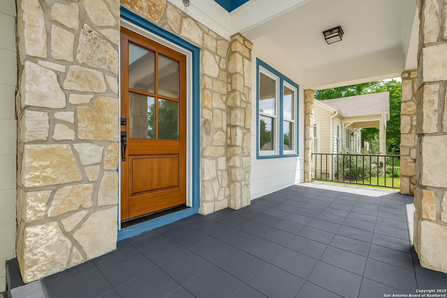 2007 W Mistletoe Ave