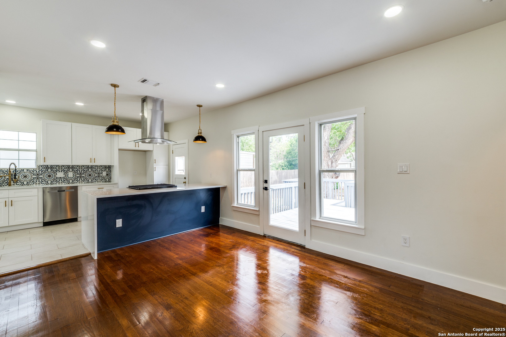 2007 W Mistletoe Ave