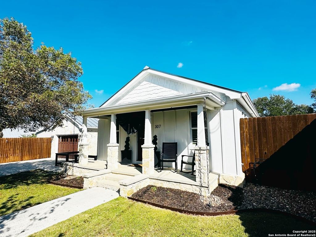 Photo of 307 Frey Street, Boerne, TX 78006 (MLS # 1908923)