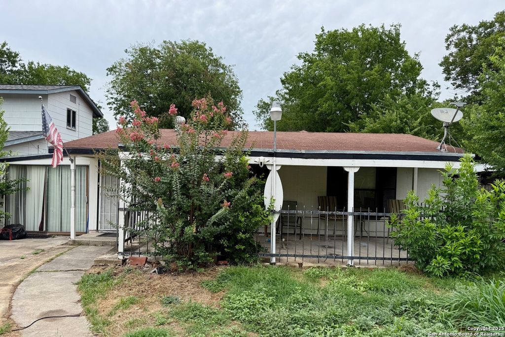 Photo of 215 W Academy, San Antonio, TX 78226 (MLS # 1929469)