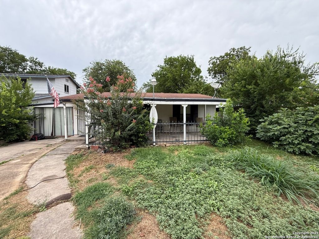 Photo of 215 W Academy, San Antonio, TX 78226 (MLS # 1929469)