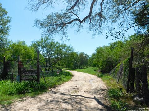 1590 McCauley Rd Floresville TX 78114