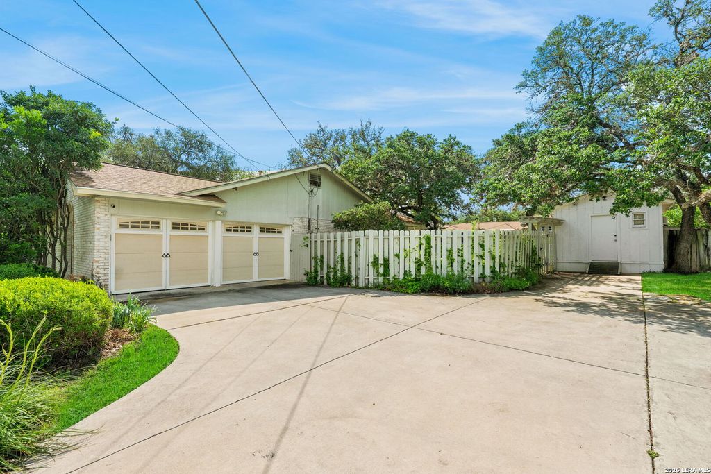 Photo of 112 Grand Oak, Hollywood Park, TX 78232 (MLS # 1961697)
