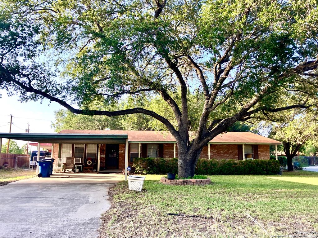 Photo of 404 Alta, Pleasanton, TX 78064 (MLS # 1875348)