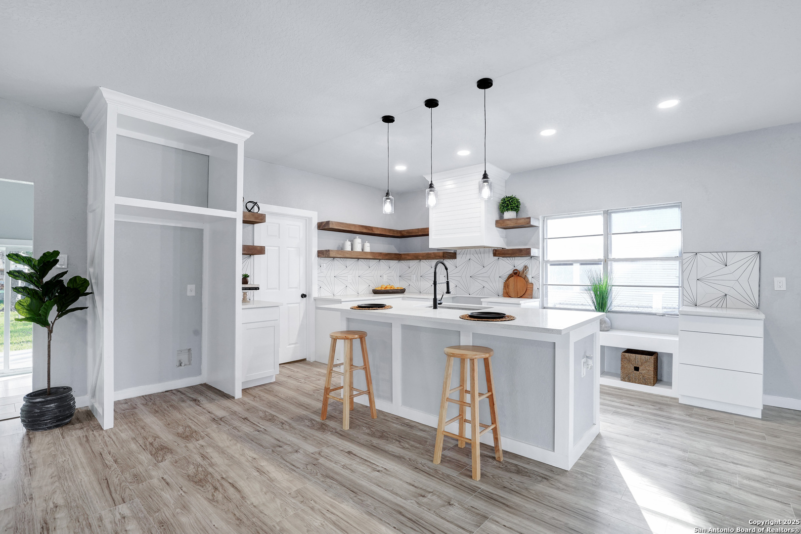1714 W Mistletoe