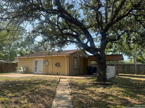 810 High Meadow Pleasanton TX 78064