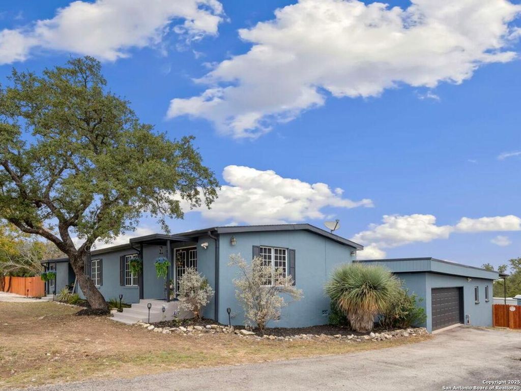 Photo of 1575 Live Oak Drive, Canyon Lake, TX 78133 (MLS # 1923838)