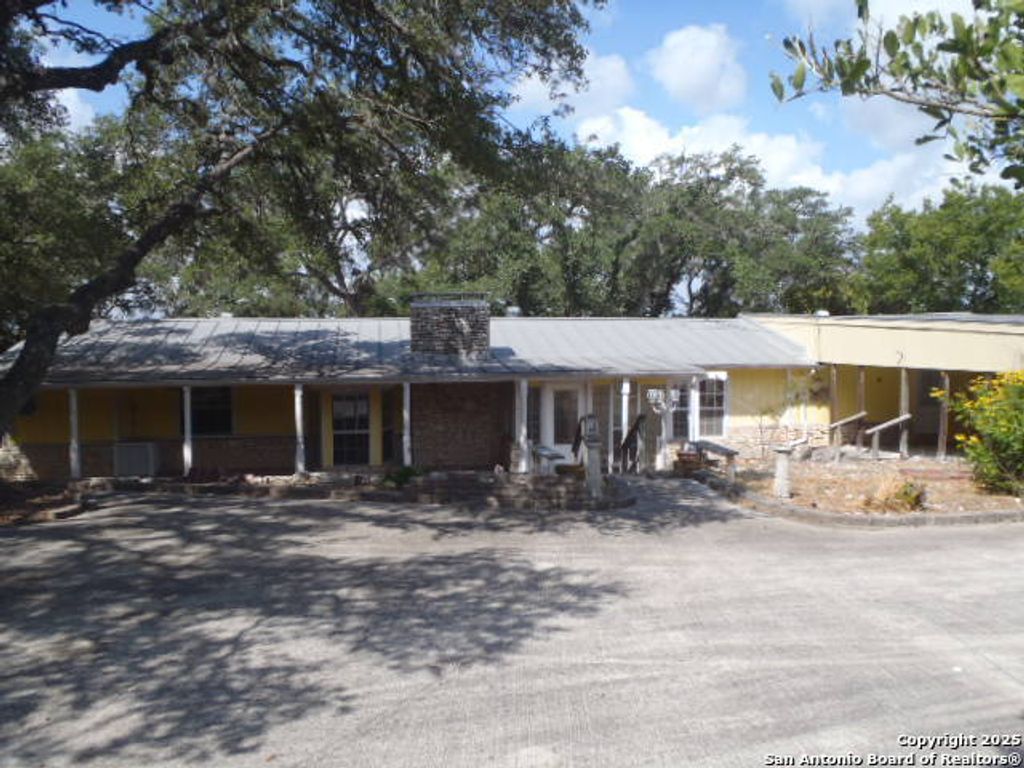 Photo of 650 Oakleaf, Canyon Lake, TX 78133 (MLS # 1896890)