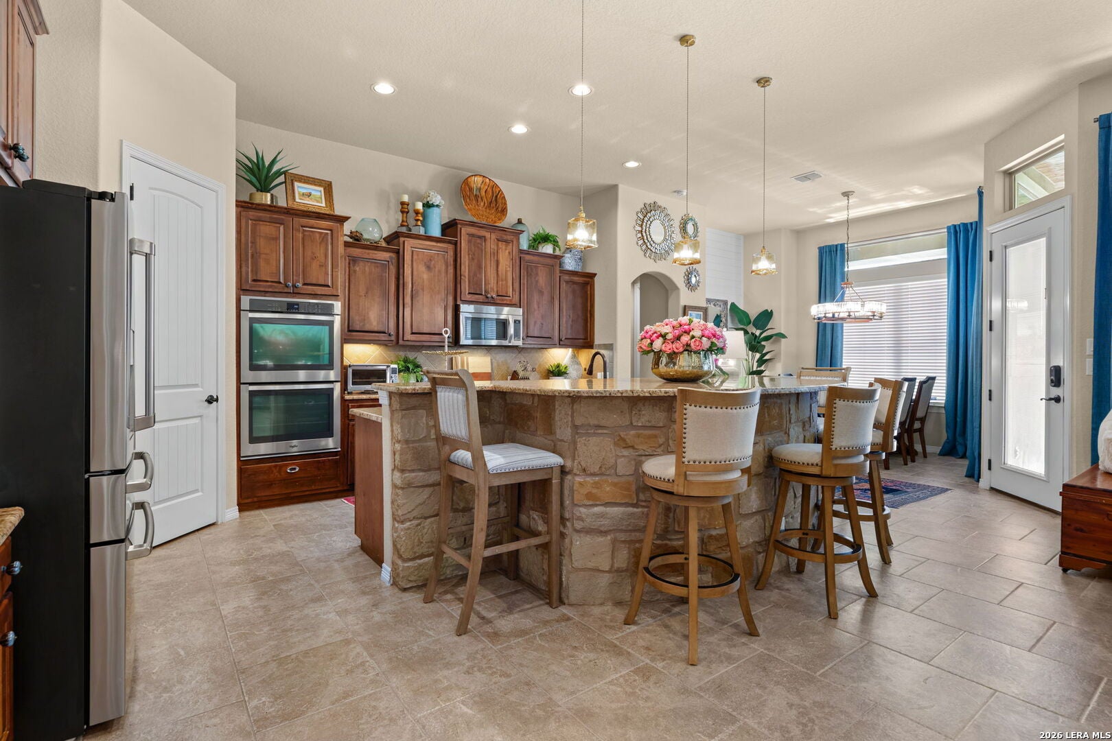 638 CAMBRIDGE DR
