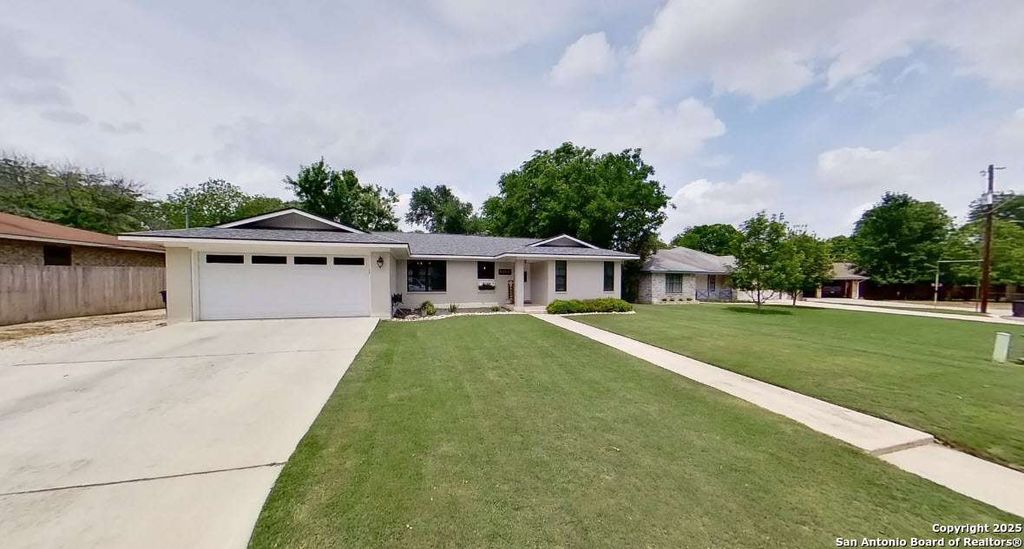 Photo of 323 Cardinal, New Braunfels, TX 78130 (MLS # 1927430)