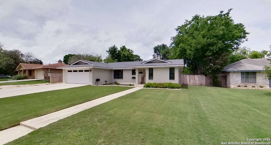 Photo of 323 Cardinal, New Braunfels, TX 78130 (MLS # 1927430)