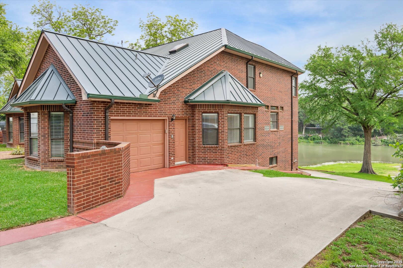 640 Woodlake