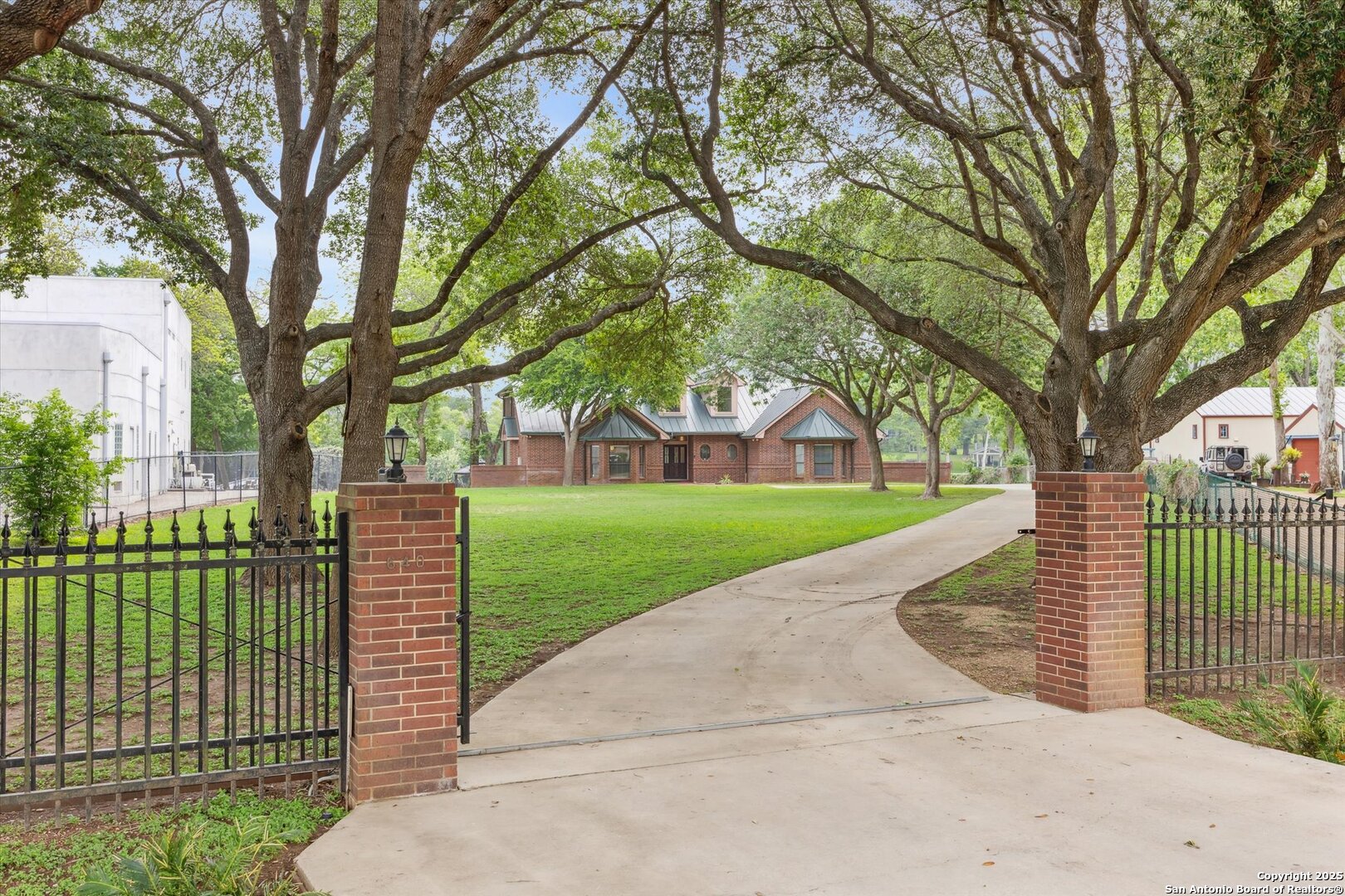 640 Woodlake