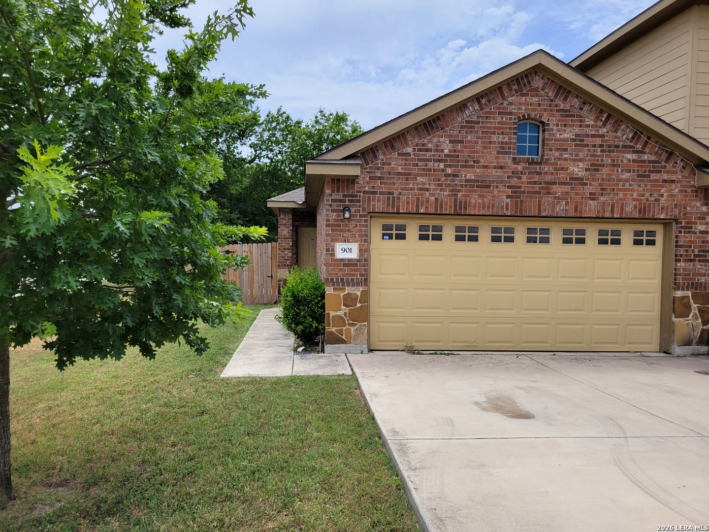 901 BROWN ROCK DR