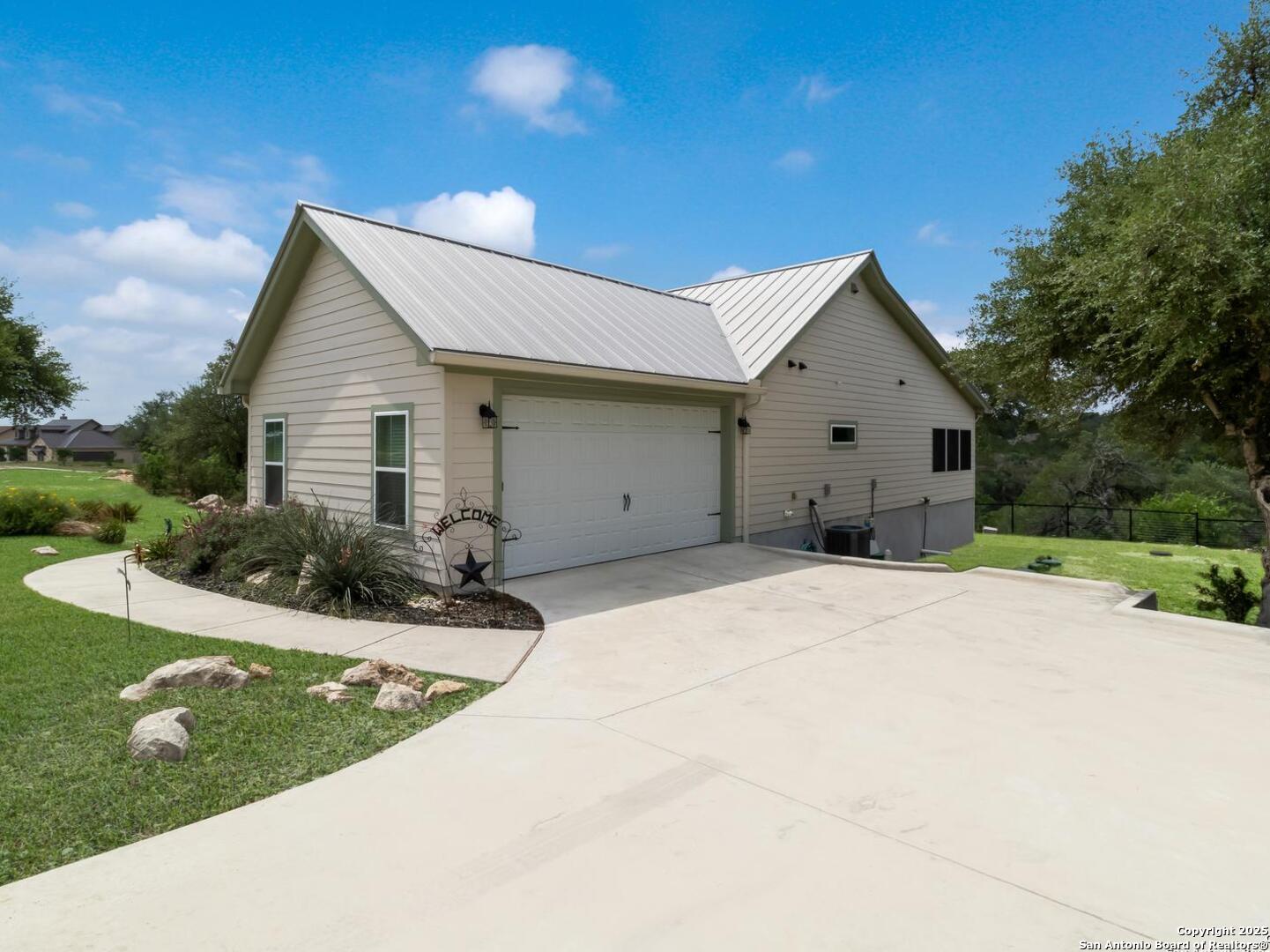 1699 Lake Ridge Blvd