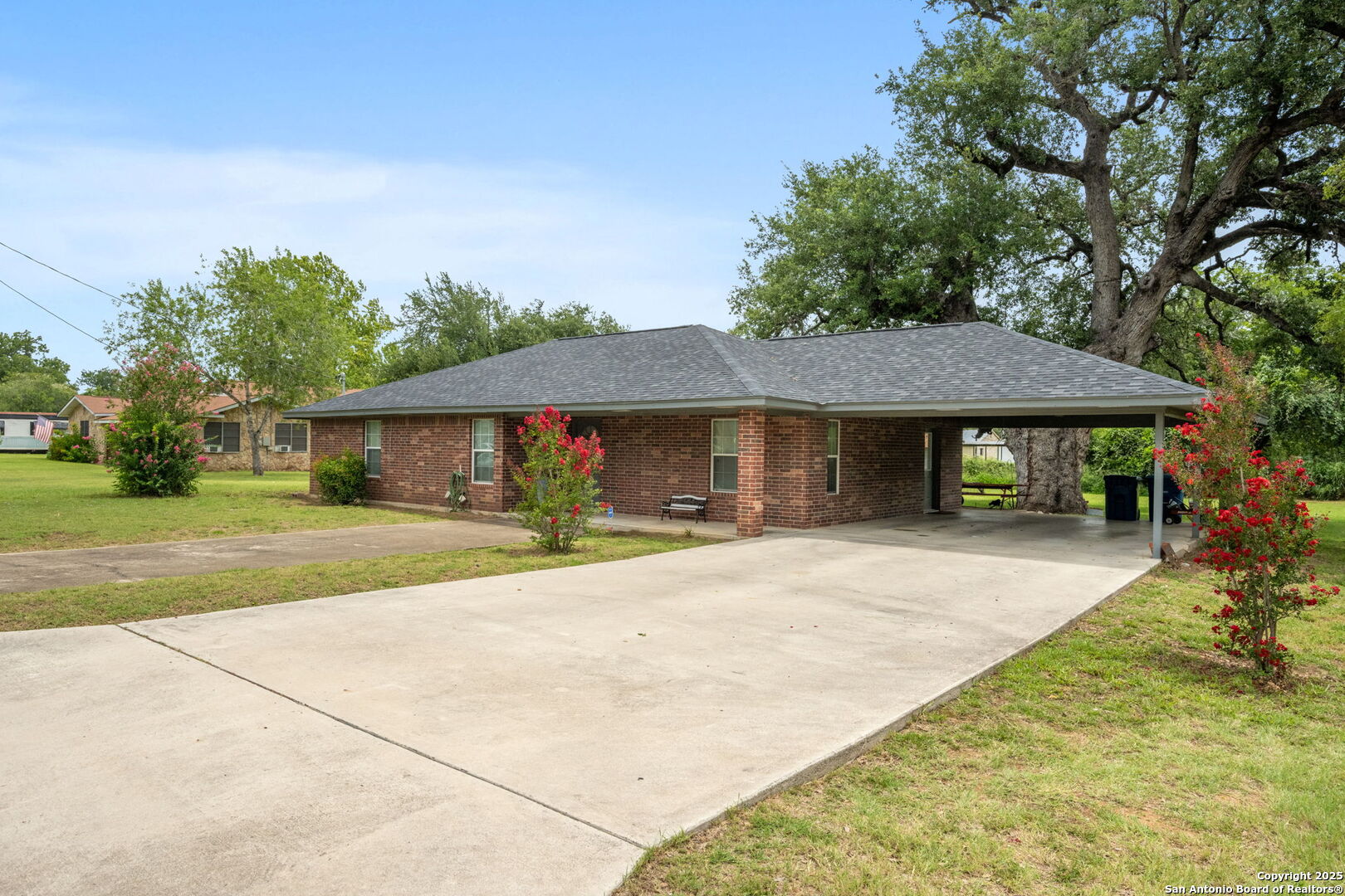 908 N Mansfield