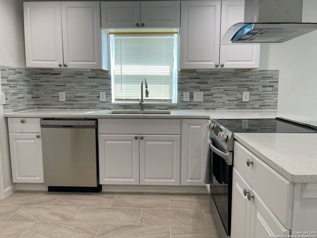 Photo of 629 S Gevers, San Antonio, TX 78203 (MLS # 1898186)