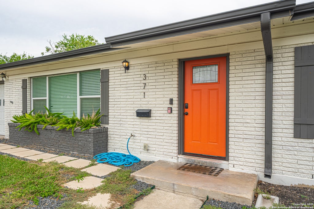 Photo of 371 Sprucewood Ln, San Antonio, TX 78216 (MLS # 1896211)