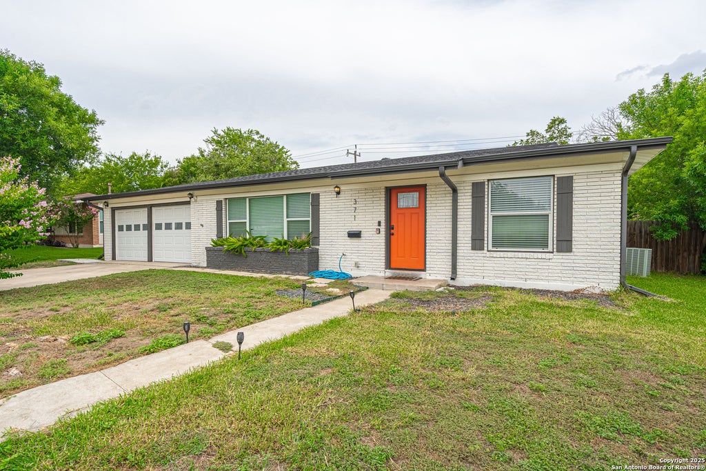 Photo of 371 Sprucewood Ln, San Antonio, TX 78216 (MLS # 1896211)