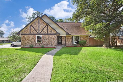 Single Family Residence in Houston TX 10803 Kirkwell Dr 4.jpg