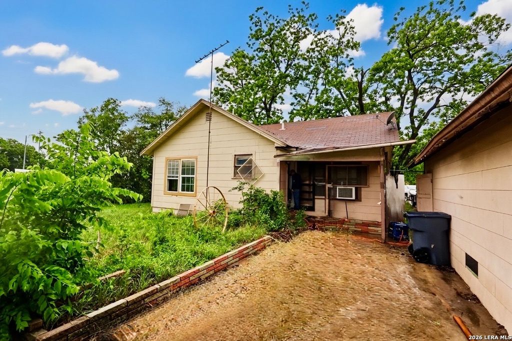 Photo of 2425 N AUSTIN ST, Seguin, TX 78155 (MLS # 1964822)