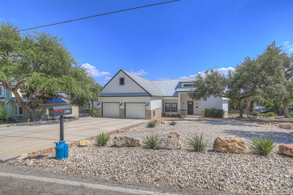 Photo of 1799 W Lakeside, Canyon Lake, TX 78133 (MLS # 1912963)