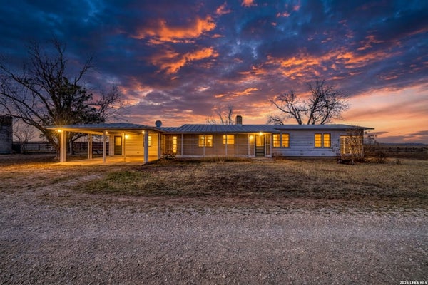 500 N FM 1049, KNIPPA, TX 78870 - Image 1f097d1cd2a1a7eedf2f1afba8636d11/1106353109