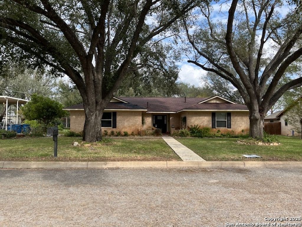 Photo of 1216 Mockingbird, Pleasanton, TX 78064 (MLS # 1924269)