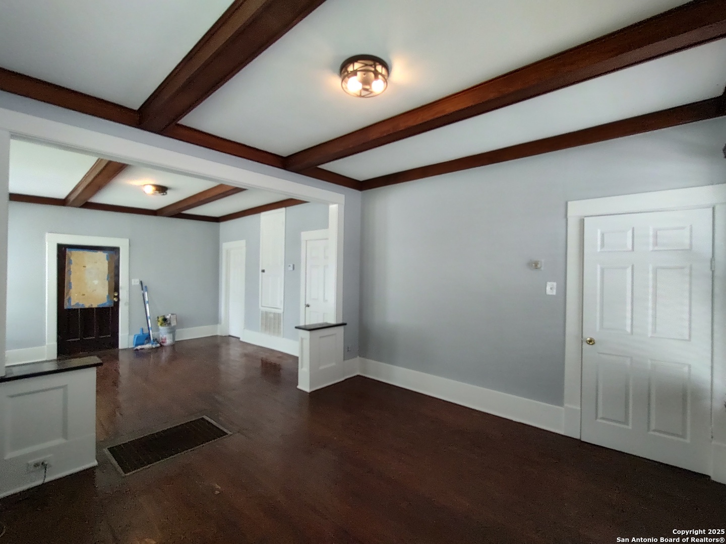 826 W Russell