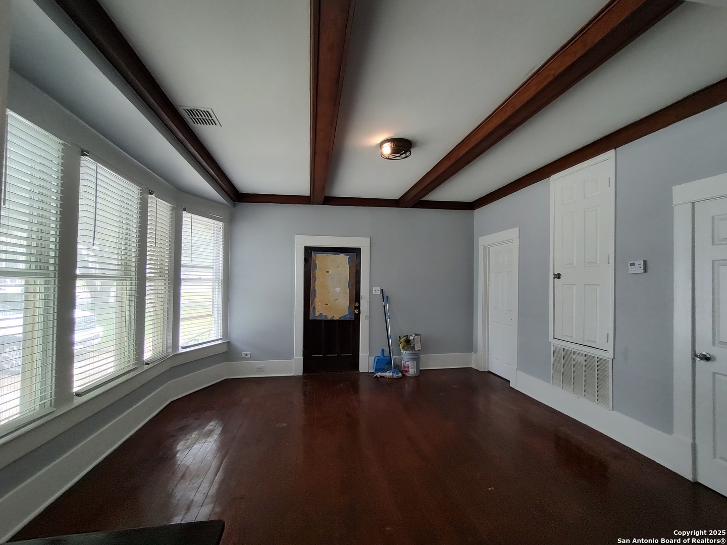 826 W Russell